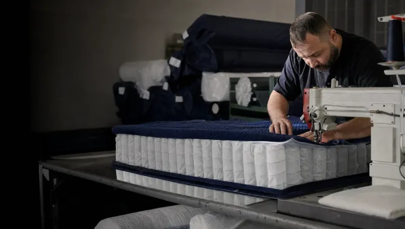 Craftsman assembling a Bon Sommeil mattress at the Laval factory